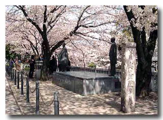 芭蕉と木因の銅像の写真です。桜の花がきれいです。